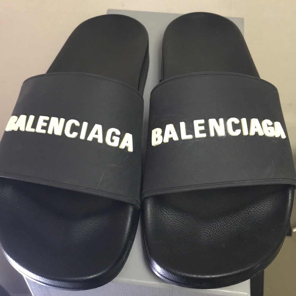 Balenciaga slides black
